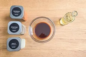 Marinade in einer Sch&uuml;ssel vorbereiten.