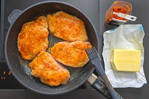 In einer Pfanne Butter schmelzen und die Cordon Bleus bepinseln, danach mit Paprikapulver würzen.