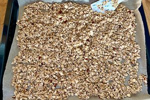 Granola auf dem Blech verteilen.