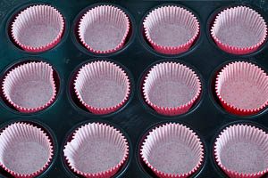 Bunte Papierförmchen im Muffin-Blech