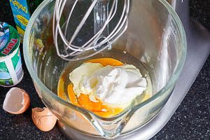Feuchte Zutaten für die Muffins verrühren