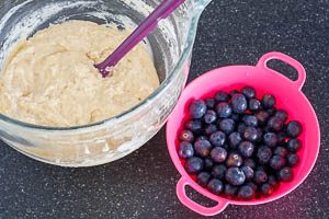 Zartbitterschokolade oder Beeren für Blaubeer-Muffins unterrühren