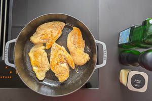 Die H&auml;hnchenbrustfilets f&uuml;r drei Minuten anbraten und w&uuml;rzen.