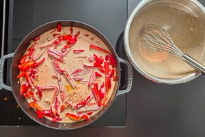Paprikastreifen und H&auml;hnchenbrustfilets in der Pfanne mit der So&szlig;enmischung &uuml;bergie&szlig;en und in den Backofen stellen.
