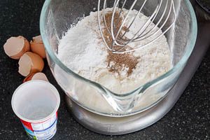 Zutaten f&uuml;r den saftigen Blechkuchen zur Sahne in die Sch&uuml;ssel geben