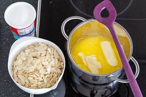 Knusprigen Mandel-Belag f&uuml;r den Kuchen vom Blech vorbereiten