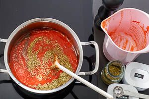 Tomatenpüree zugeben und würzen.