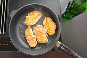 H&auml;hnchen von beiden Seiten anbraten.