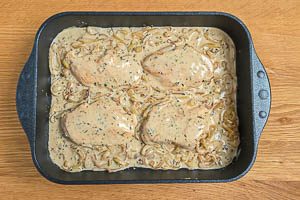 So&szlig;e &uuml;ber das Fleisch geben und im Ofen garen.