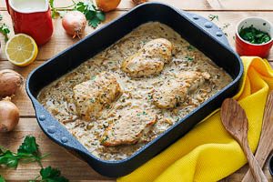 Danach kannst du das Zwiebel-Sahne-H&auml;hnchen mit Petersilien bestreuen und servieren.