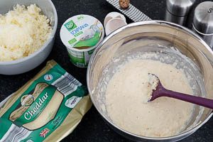 Schmand, Ei und Käse verrühren und abschmecken.