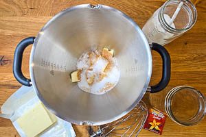 Butter und die drei Zuckerarten in die Sch&uuml;ssel geben