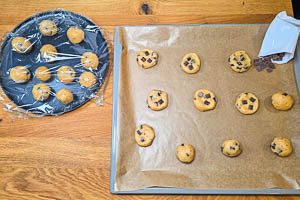 Teig-B&auml;llchen formen und auf dem Blech verteilen