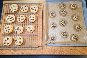 Cookies aus dem Ofen nehmen und abk&uuml;hlen lassen