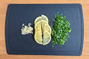 Zitrone, Petersilie und Knoblauch vorbereiten