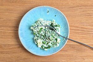Butter mit Kräutern und Knoblauch verkneten