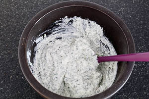 Kräuter-Quark-Mischung würzen