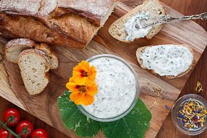 Kräuterquark als Dip oder Aufstrich servieren