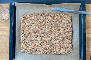 M&uuml;sli-Masse auf dem Backblech verteilen und festdr&uuml;cken