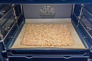 Masse f&uuml;r die M&uuml;sliriegel im Backofen goldbraun backen