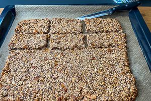 M&uuml;sli-Masse abk&uuml;hlen lassen und in Riegel schneiden