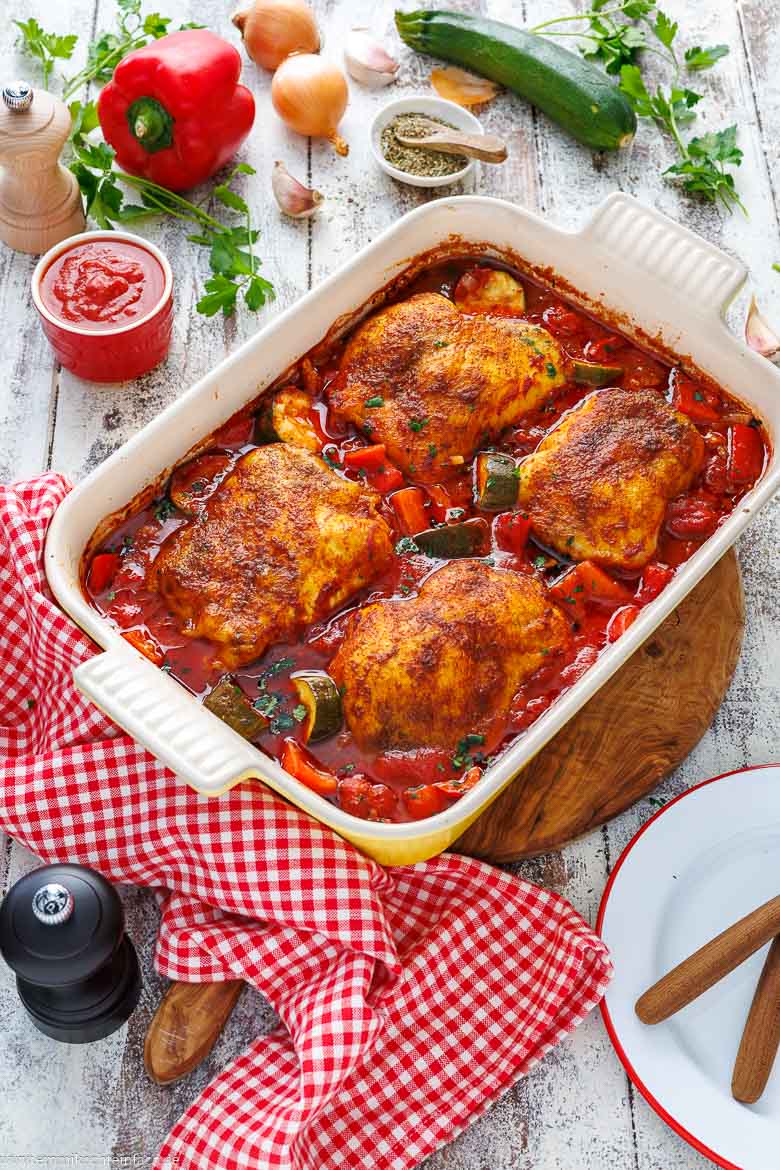 Hähnchen mit knuspriger Haut und zartem Fleisch in Tomatensoße
