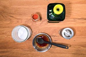 Marinade aus Gewürzen und pflanzlichem Speiseöl anmischen