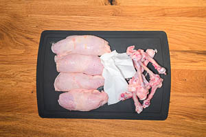 Knochen für Pollo Fino aus den Hähnchenkeulen entfernen