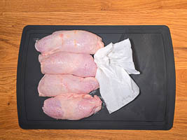 Hähnchenfleisch abtupfen