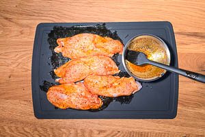 Pollo Fino von beiden Seiten marinieren