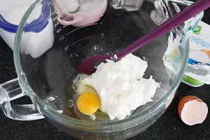 Quark, Ei, Zucker und Salz in eine Sch&uuml;ssel geben