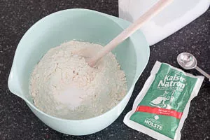 Mehl und Natron vermengen