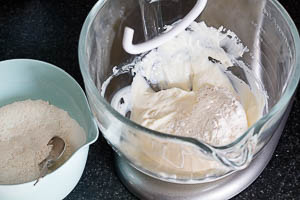 Mehlmischung mit Quark-Ei-Masse zu einem Teig verkneten