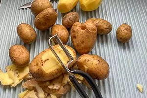 Dann die Kartoffeln sch&auml;len.