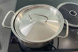 Deckel schr&auml;g auflegen und 20 Minuten kochen lassen.