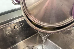 Wenn die Kartoffeln gar sind, Wasser abgie&szlig;en.
