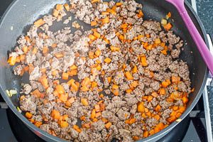 Hackfleisch hinzugeben und anbraten.