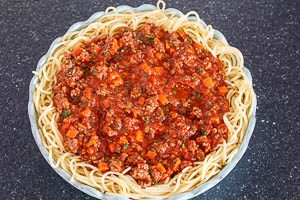 Hackfleisch-So&szlig;e auf die Spaghetti geben