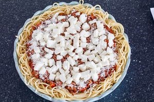 Mit Mozzarella bedecken.