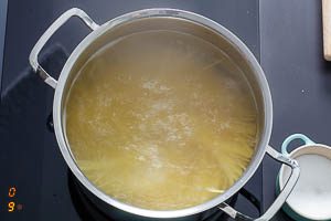 Spaghetti nach Packungsanweisung al dente kochen