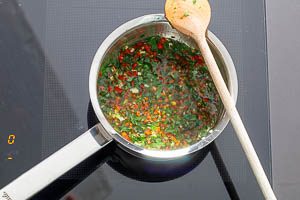 Gewürze für das aglio e olio in einem Topf mit Olivenöl erhitzen