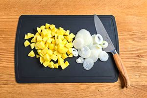 Kartoffeln und Zwiebeln für die Tortillas schneiden