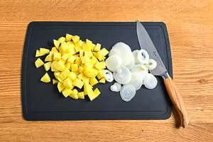 Kartoffeln und Zwiebeln f&uuml;r die Tortillas schneiden