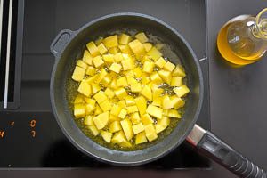 Kartoffelwürfel in Olivenöl garen