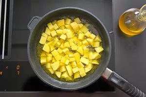 Kartoffelw&uuml;rfel in Oliven&ouml;l garen