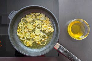 Zwiebelringe in der Pfanne anbraten