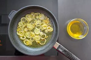 Zwiebelringe in der Pfanne anbraten