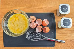 Eier verquirlen und würzen