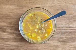 Kartoffeln und Zwiebeln zur Ei-Masse hinzugeben und vermengen