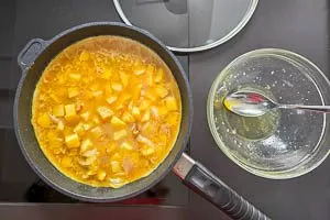 Selbstgemachte Mischung f&uuml;r die Tortilla de patatas in die Pfanne geben und stocken lassen